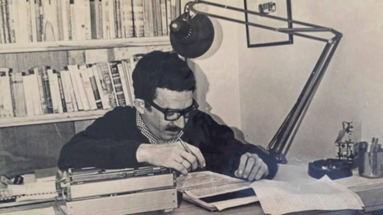 Gabriel García Márquez trabajando en un borrador de «Cien Años de Soledad»