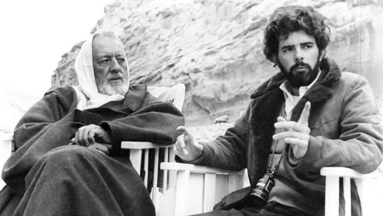 George Lucas (derecha) y Alec Guinness durante el rodaje de «Star Wars»
