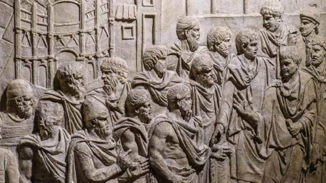 Vista de la obra «Trajano recibe embajadores frente a la representación de la ciudad Drobeta», uno de los relieves de las Columnas de Trajano