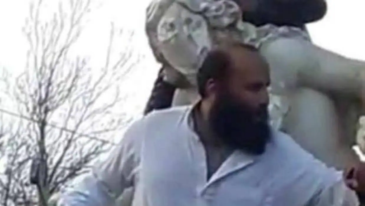Fotograma del vídeo de Youtube donde un islamista destroza la estatua de una mujer