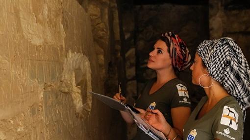 Mila álvarez Sosa y otra arqueóloga de su equipo examinando jeroglíficos