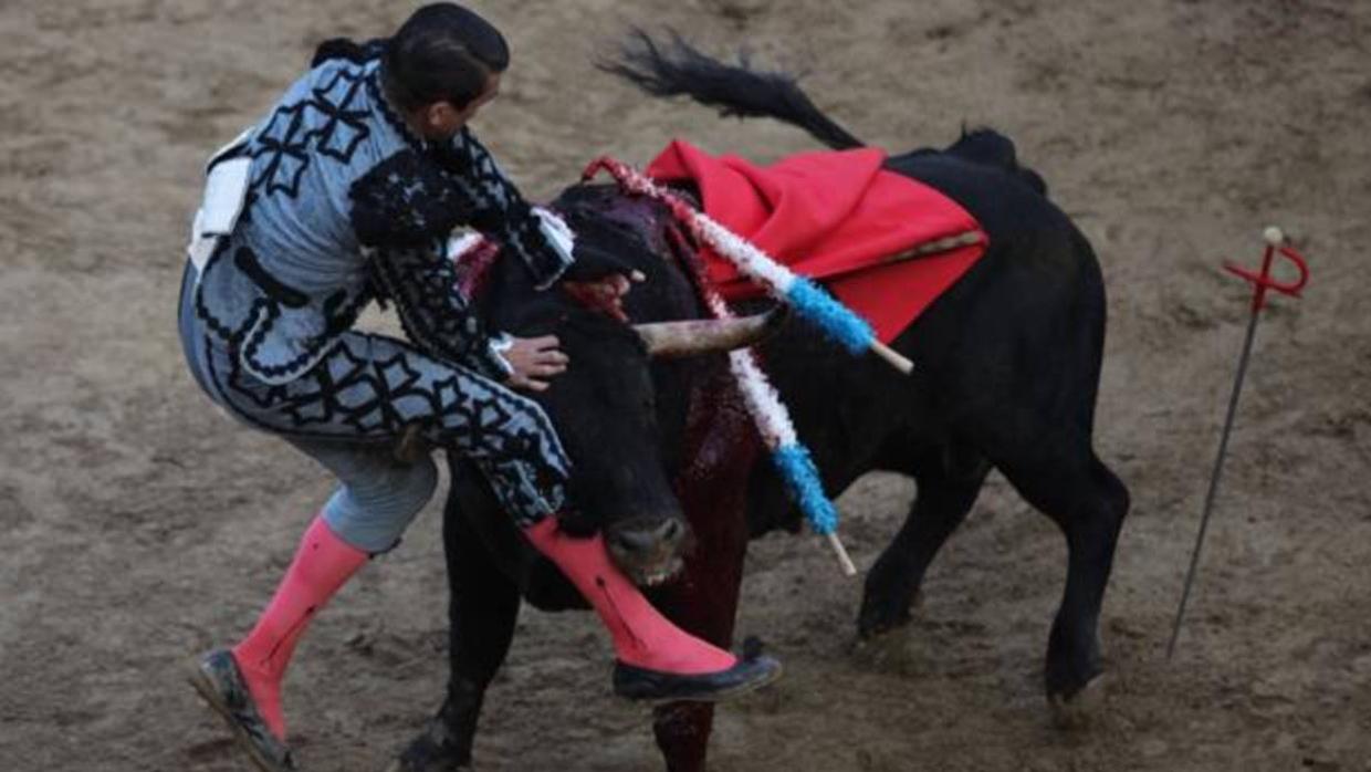 José María Manzanares sufrió una aparatosa voltereta con el segundo toro