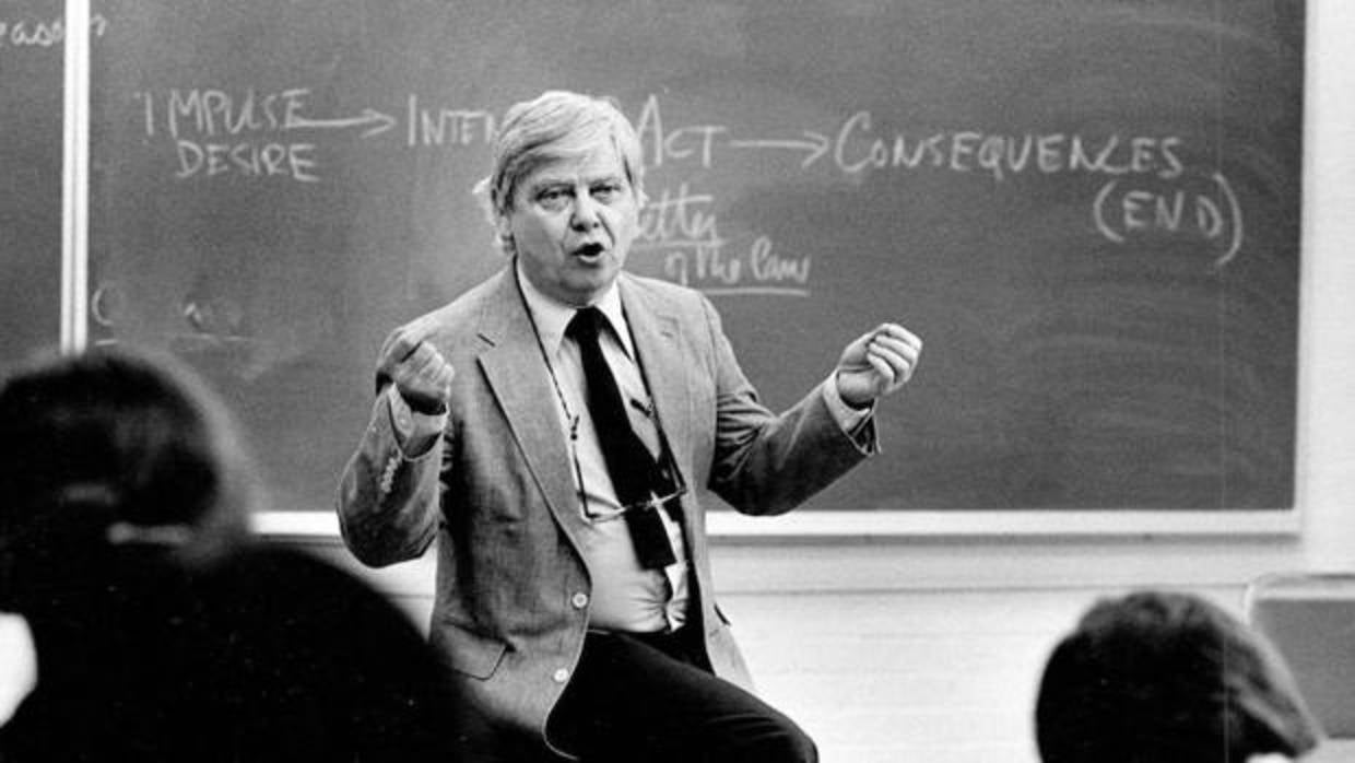 William H. Gass dando una conferencia en la Universidad de Washington en 1984