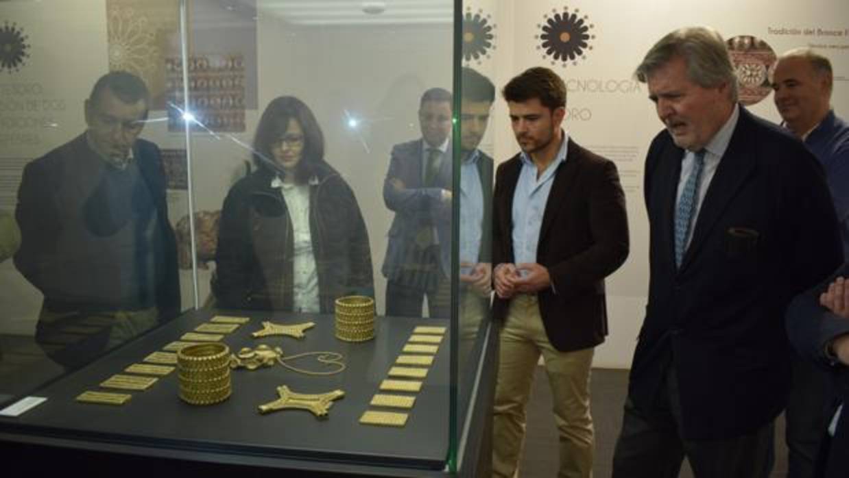 Méndez de Vigo junto a otros dirigentes del PP durante su visita al Arqueológico