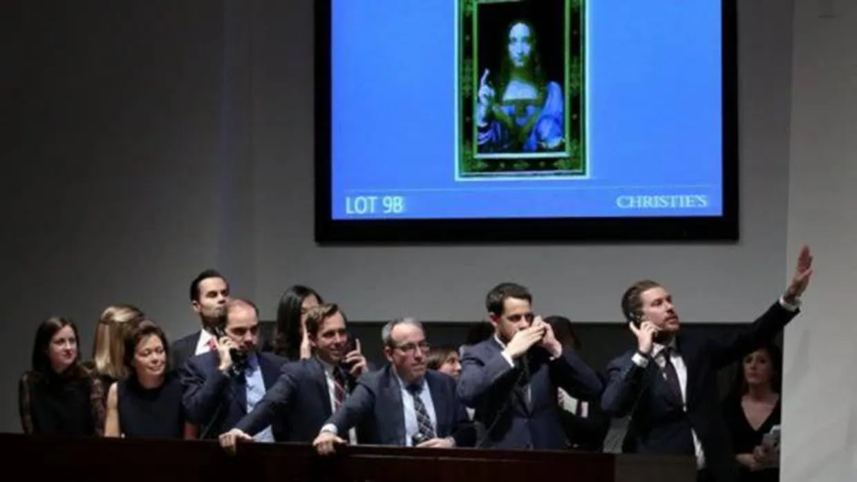 Los especialistas de Christie's anuncias ofertas vía telefónica para la subasta de la pintura «Salvator Mundi» de Leonardo da Vinci
