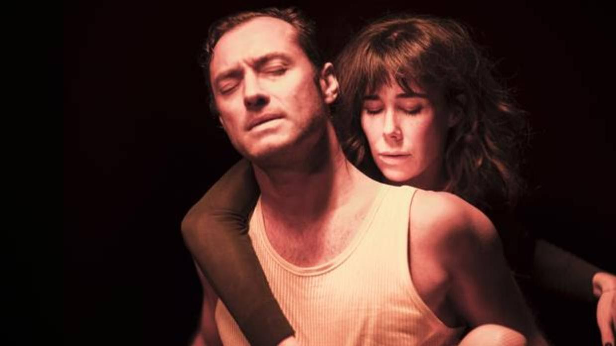 Jude Law y Halina Reijn, en una escena de «Obsession»