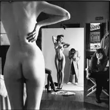 Autorretrato con su esposa June y unas modelos, estudio de «Vogue», París, 1981