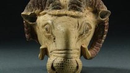 Una de las obras confiscadas, una escultura jónica de la cabeza de un carnero