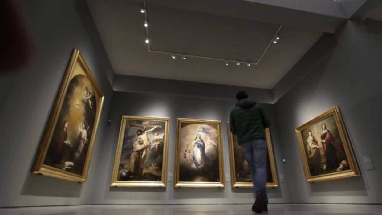 Un visitante a la exposición «Murillo y los capuchinos de Sevilla», en el Bellas Artes