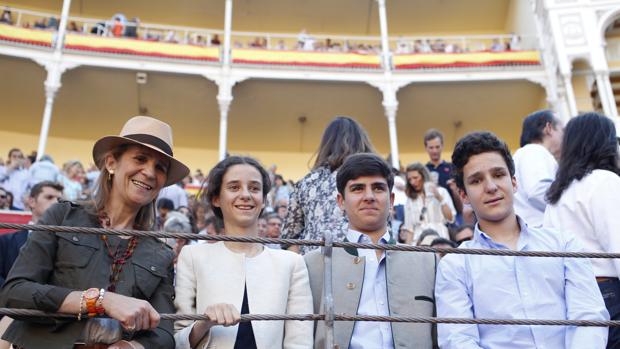 Los aficionados a los toros, representados por la Infanta Elena, X Premio Taurino ABC