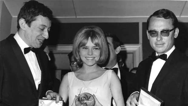 France Gall posa en 1965 con la medalla de Eurovisión junto a Serge Gainsbourg (izquierda)