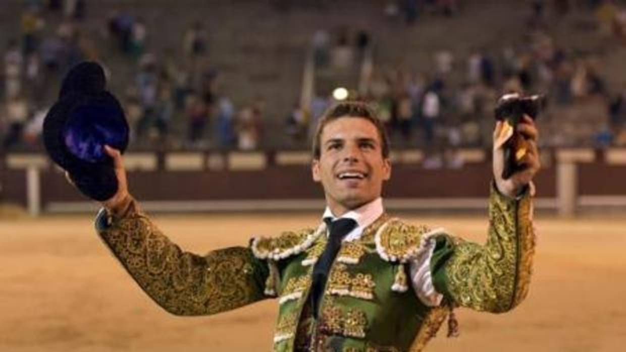 El sevillano con un trofeo conseguido en la plaza de toros de Las Ventas