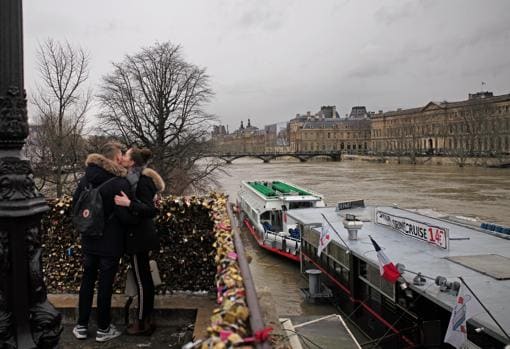 Así es la espectacular crecida del río Sena que ha obligado a cerrar el Louvre de París