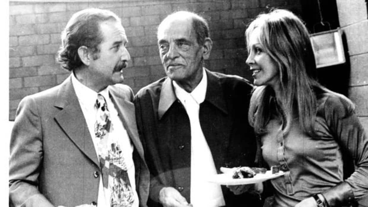 Carlos Fuentes y su mujer Silvia Lemus ycon Luis Buñuel a finales de los sesenta