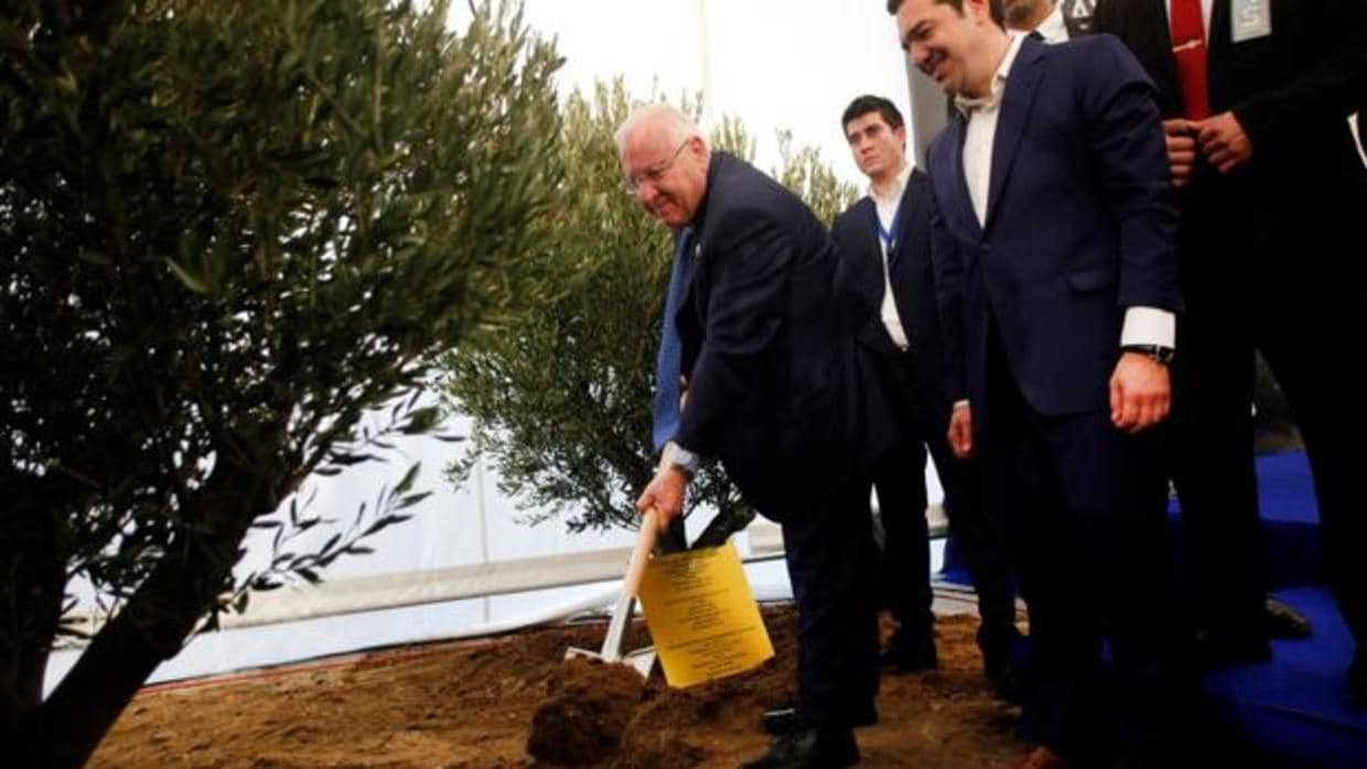El presidente israelí y el primer ministro griego plantan dos olivos y ponen la primera piedra del museo