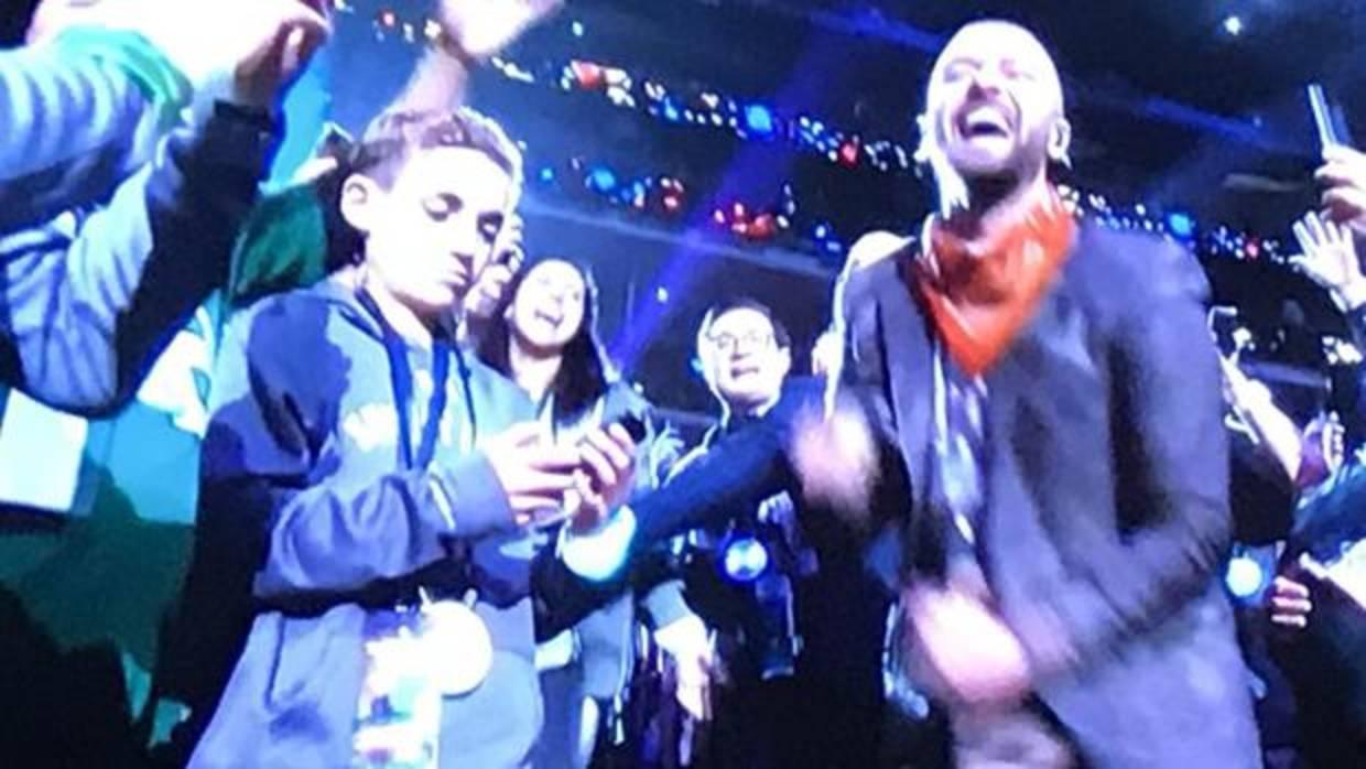 Ryan McKenna mira su móvil con Justin Timberlake cantando a su lado