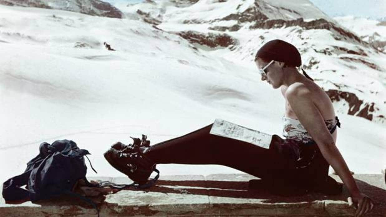 Una esquiadora en una estación de esquí suiza a finales de los años 40