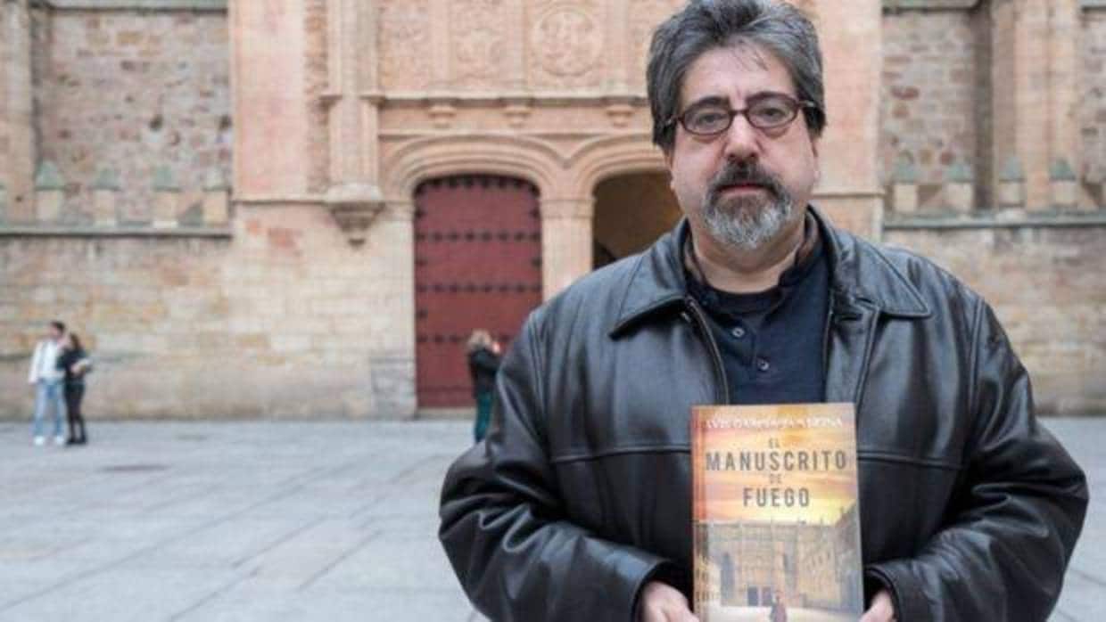 Luis García Jambrina con su último libro, «El manuscrito de fuego»
