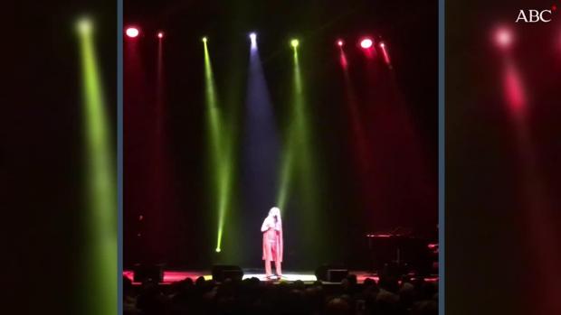 Marta Sánchez emociona en el Teatro de la Zarzuela al cantar el himno de España... con su propia letra