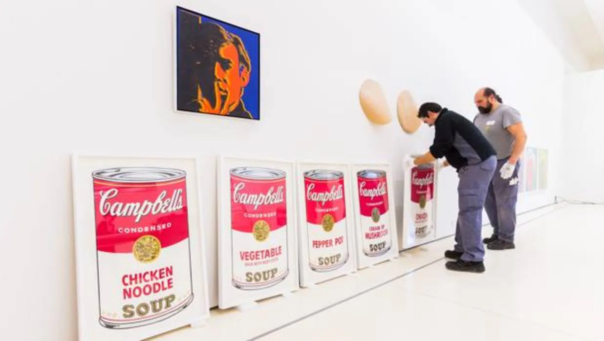 Montaje de la exposición de Andy Warhol en CaixaForum Madrid