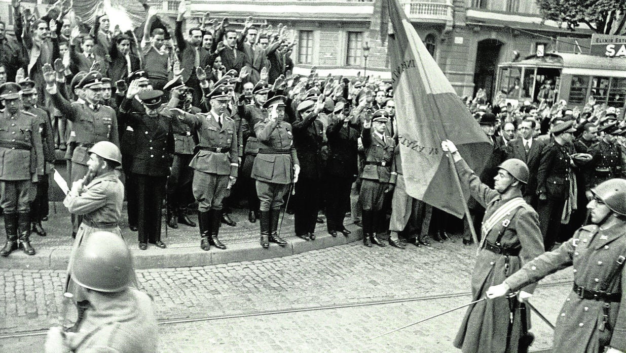 Sobre estas líneas, Himmler, presidiendo un desfile en Barcelona en 1940