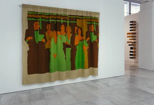En primer término, «Decoración de interiores», de Beatriz González. Al fondo, «Gavetas», de Danilo Dueñas