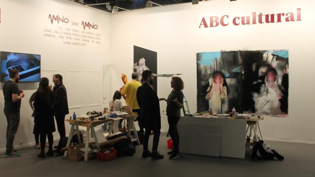 Manos a la obra por parejas en el estand de ABC Cultural