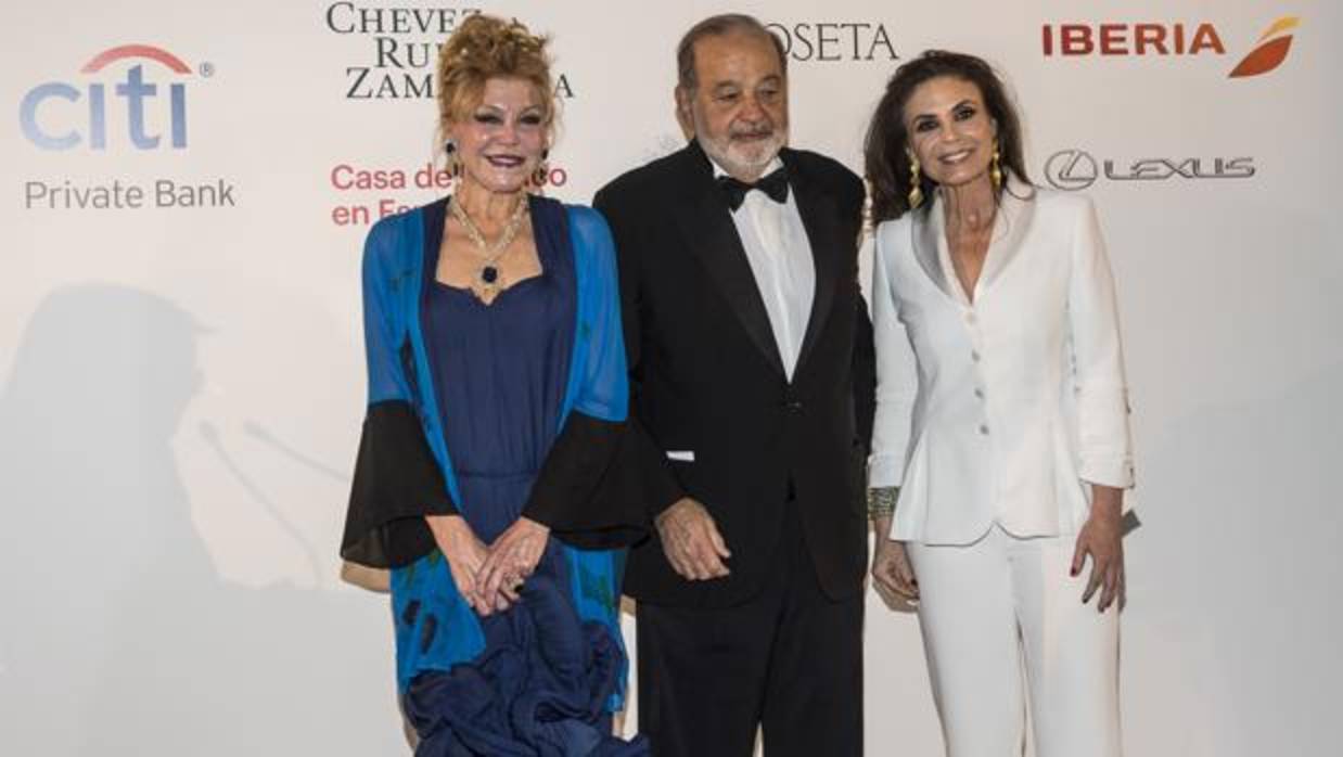 De izquierda a derecha, Carmen Thyssen, Carlos Slim y Carmen Reviriego, anoche en la entrega de los premios