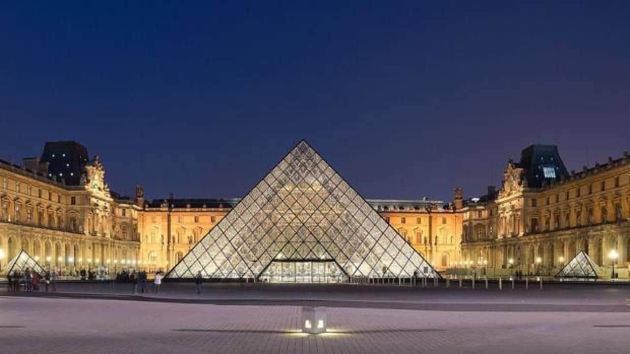 El Museo del Louvre por la noche, con la Pirámide en el centro del patio