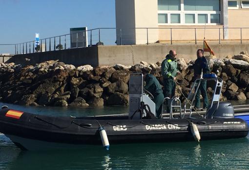 Lancha de los GEAS en el puerto de Rota