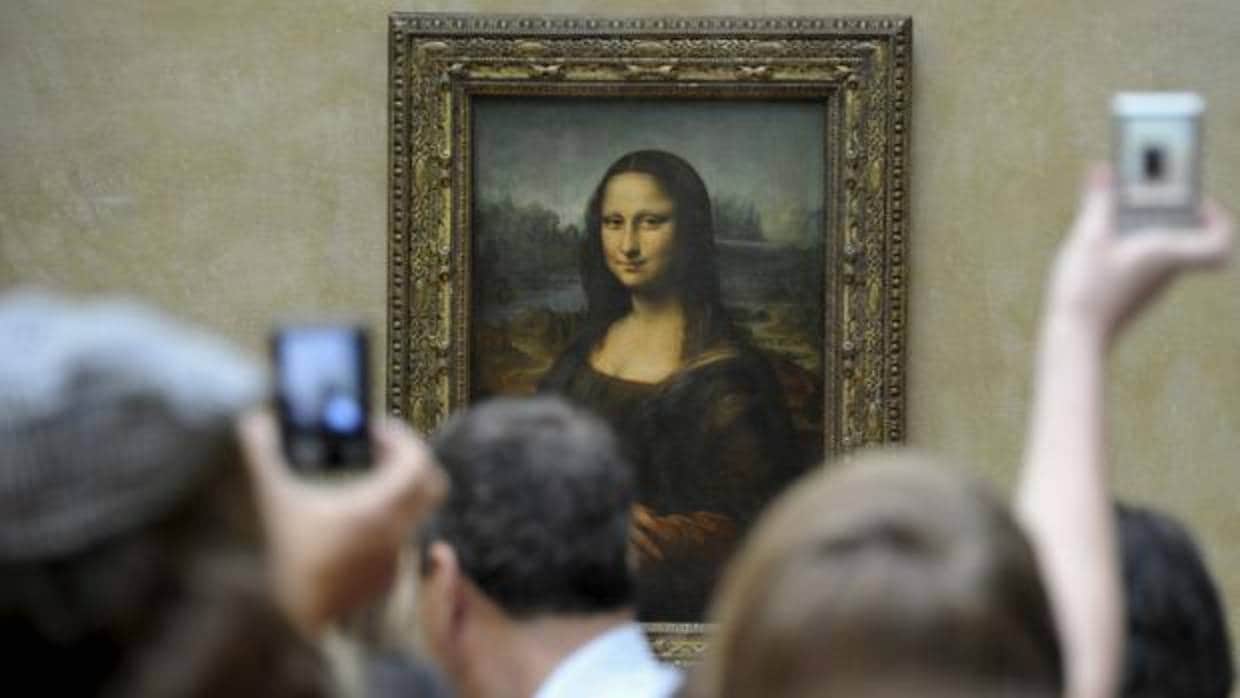 Un grupo de turistas fotografía la «Gioconda» en el Museo del Louvre, en París