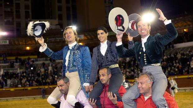 Todos a hombros en el festejo a caballo de Castellón