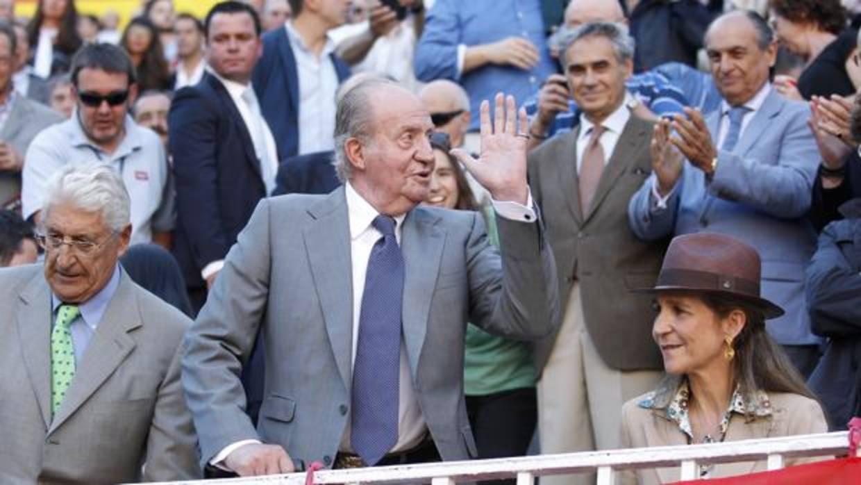 Juan José Padilla cumplimenta a Don Juan Carlos y la Infanta Elena