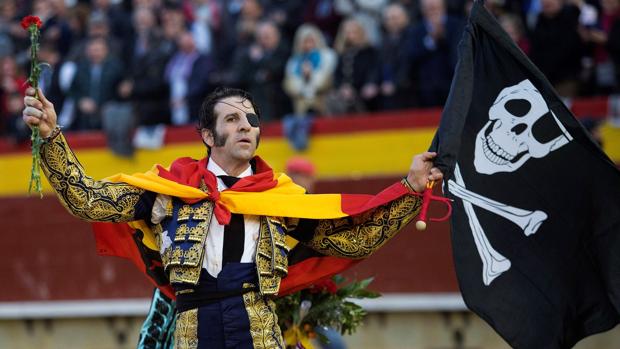 Padilla, un Ciclón con bandera española y pirata en Castellón