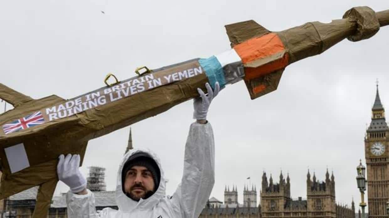 Protestas de Amnistía Internacional en Londres contra la venta de armas de Bae Systems a Arabia Saudí