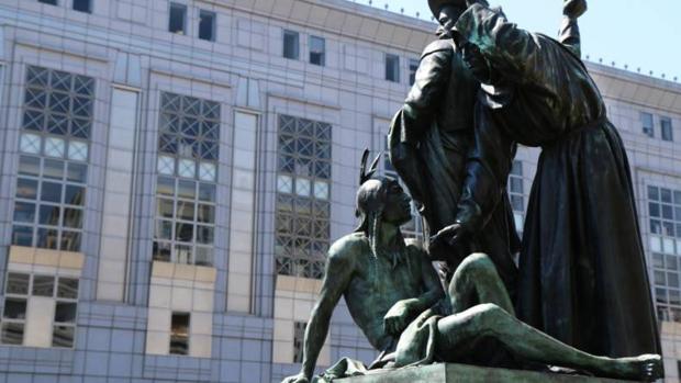 Retiran una escultura del XIX por representar el «genocidio de los nativos americanos»