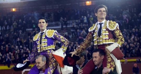 Alejandro Talavane y El Juli salen a hombros