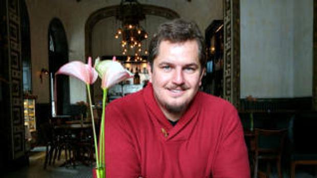 «La policía celeste» y «Un hogar fuera de mí», dos maneras de construir la identidad poética