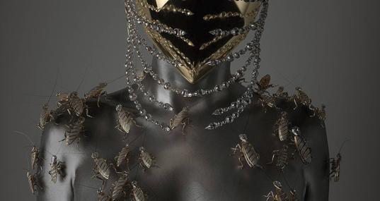 Trabajo de la serie de joyas 'Cockroaches' que originó el proyecto de 'The Crown'