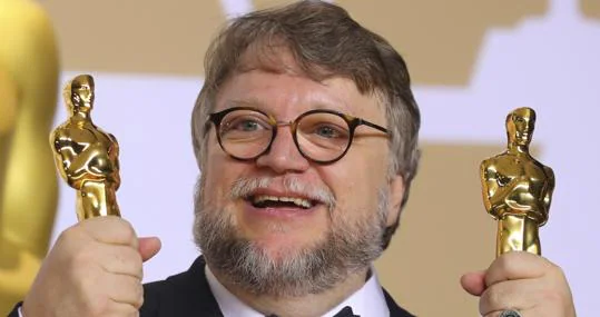 Guillermo del Toro posa con sus dos estatuillas