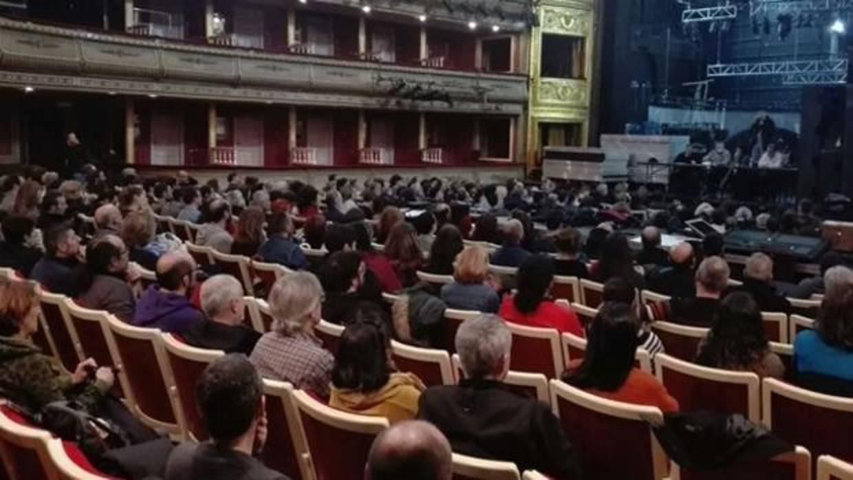 Una imagen de la asamblea celebrada ayer en el teatro de la Zarzuela