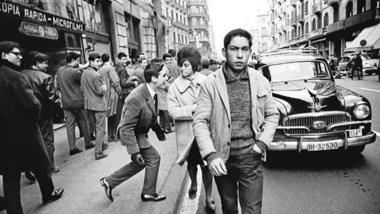 Una de las imágenes más célebres de la serie «Barcelona. Blanco y Negro»: «El piropo», de 1962
