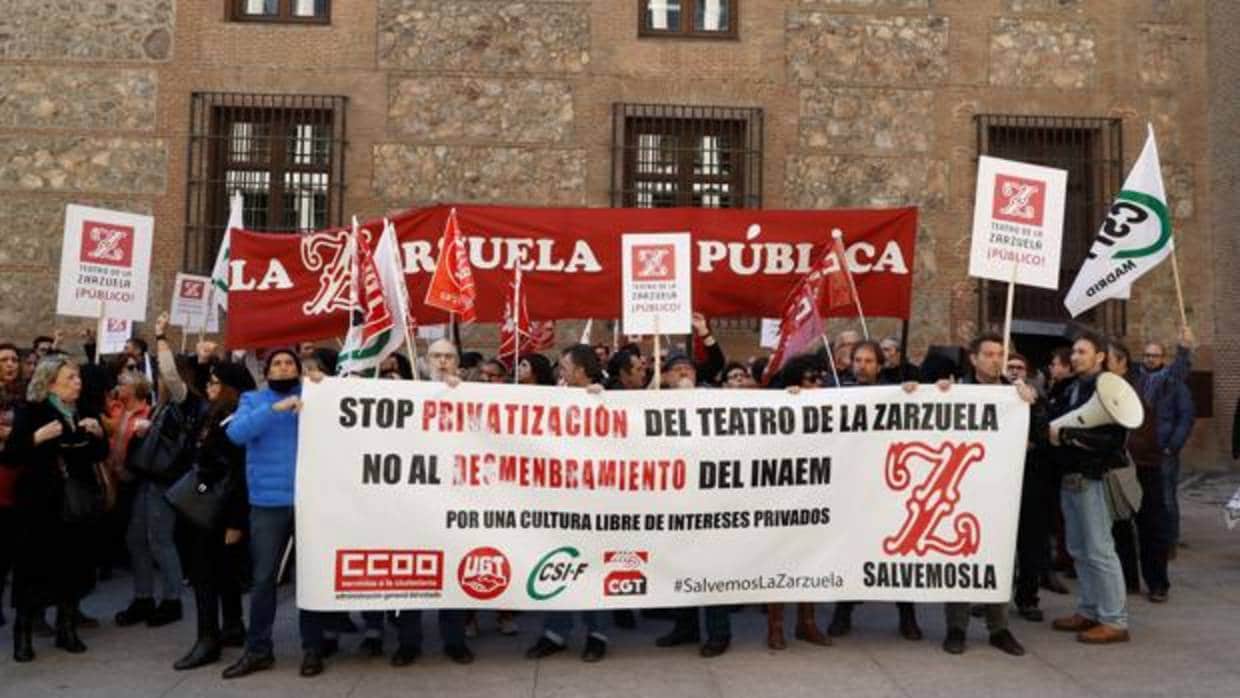 Los trabajadores del Teatro de la Zarzuela se manifiestan delante de la Secretaría de Estado de Cultura