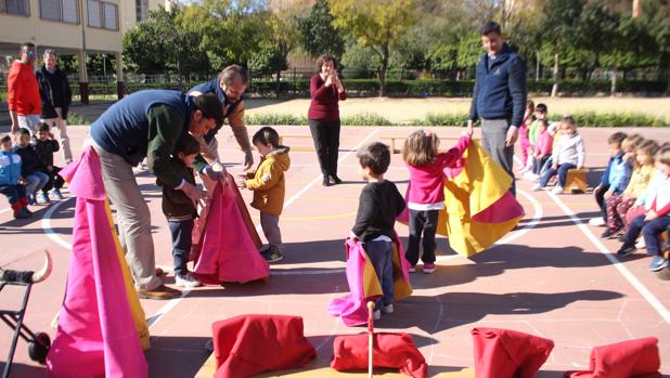 El toreo llega a las aulas de un colegio de Sevilla