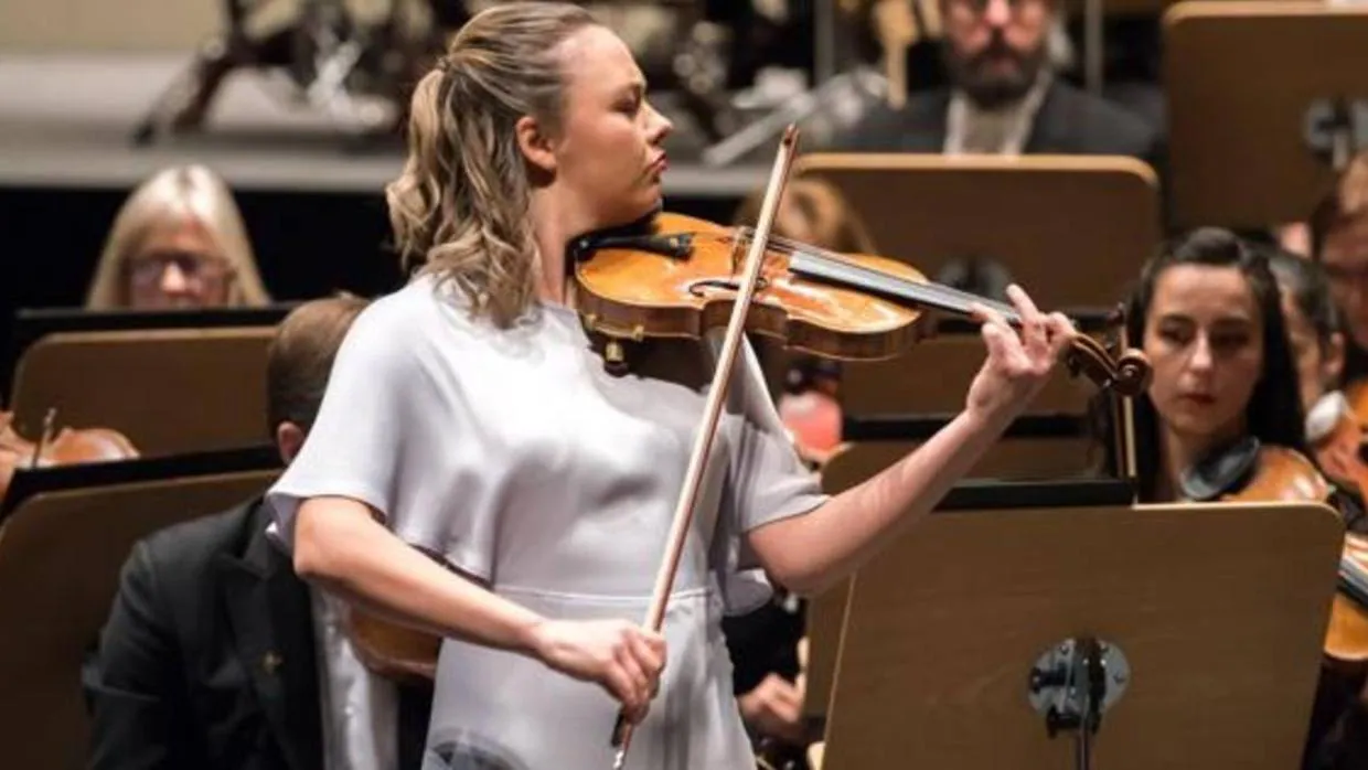 La violinista Alexandra Conunova intervino como solista en el