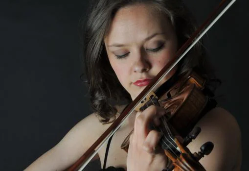 Alexandra Conunova, actuará junto a la ROSS en el «Concierto para violín»