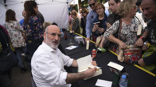 Fernando Aramburu, firmando ejemplares de «Patria» en el último Sant Jordi, donde fue el autor más demandado