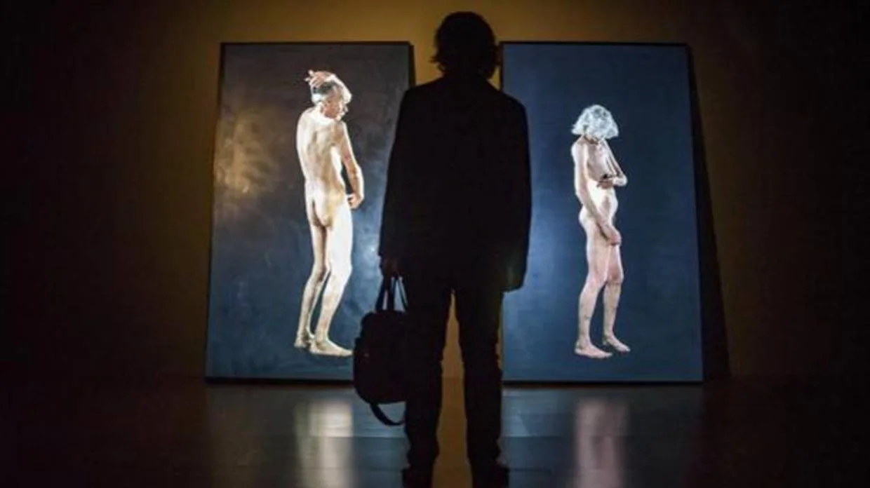 Un hombre contempla dos vídeos de Bill Viola en el Guggenheim de Bilbao