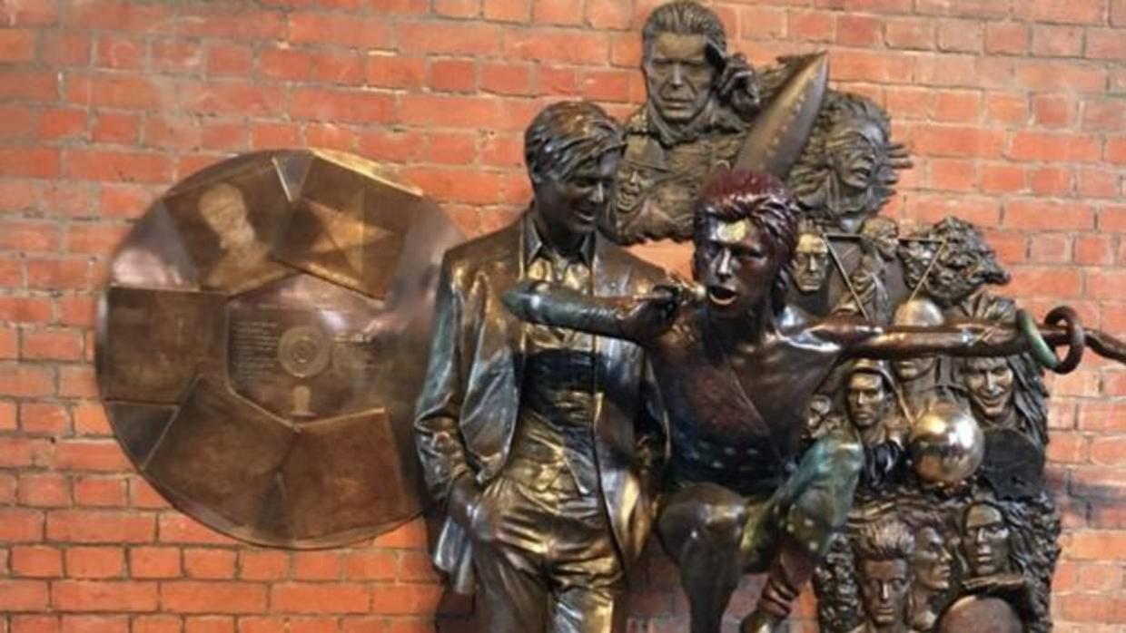 La escultura de bronce que rinde tributo a David Bowie en Aylesbury