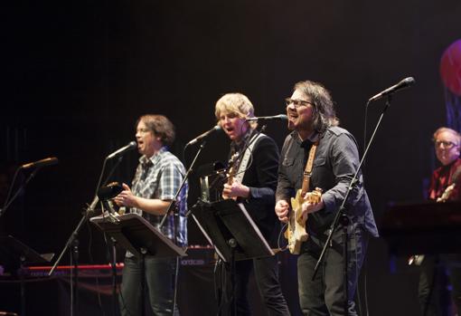 Miembros de Wilco y The Posies, durante una de las actuaciones de homenaje